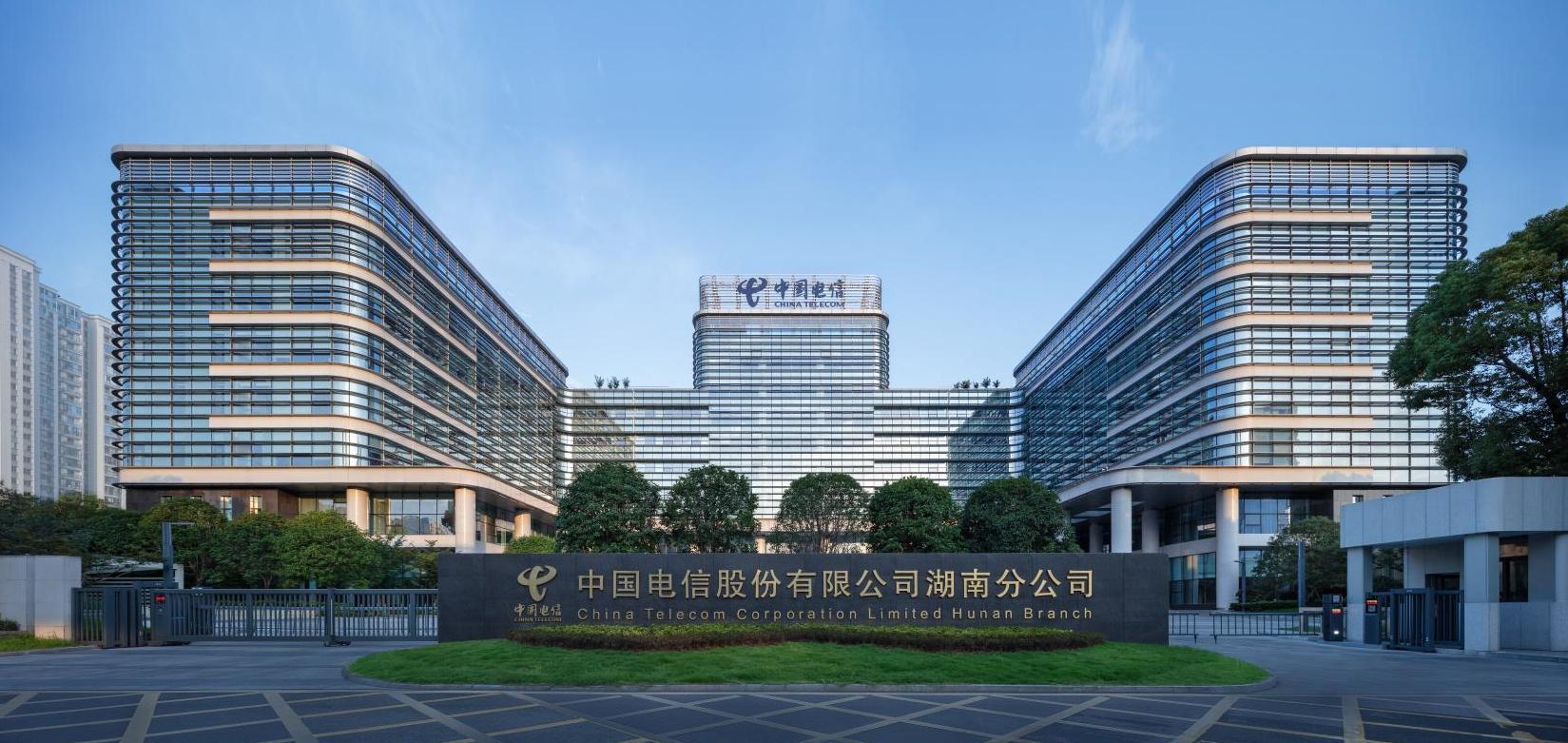 公司承建的湖南信息園（調(diào)度大樓、通信機(jī)房、地下室、附屬樓）工程榮獲兩項(xiàng)（土建、安裝）中國(guó)建設(shè)工程魯班獎(jiǎng)